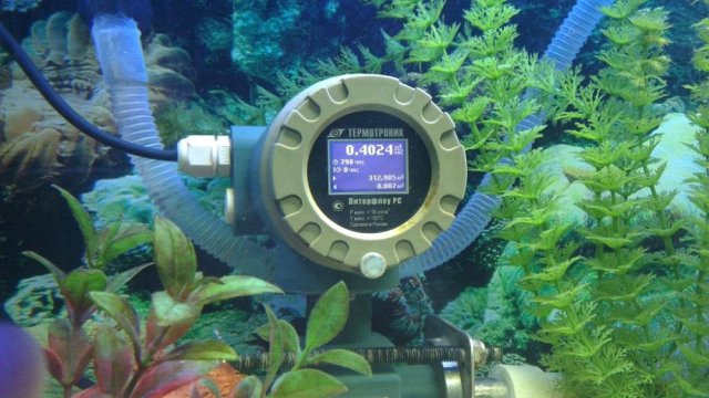 Расходомер Питерфлоу РС работающий в аквариуме с водой – пример надежности.